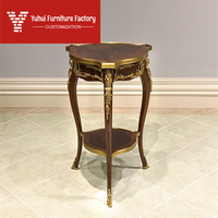 Table d'appoint triangulaire de style britannique, table d'angle néoclassique en cuivre de style château britannique