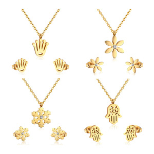 Ensemble de bijoux plaqué or pour femmes avec pendentif flocon de neige et Hamsa, collier, boucles d'oreilles, strass en cristal, à porter au quotidien - Product Image 1