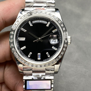 Reloj de pulsera clásico para hombre con calendario doble, bisel con diamantes de lujo y esfera negra - Product Image 1