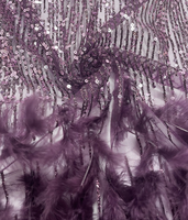 Tissu en tulle à paillettes verticales couleur or champagne personnalisé avec dentelle de plumes d'autruche blanches superposées pour robe de mariée de défilé