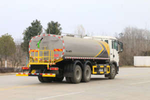 China Can Customize 4*2 Heavy Duty Dust Suppression Truck 5 Cubic Spray Truck City Road Greening <b>Sprayer</b> - Product Image 6