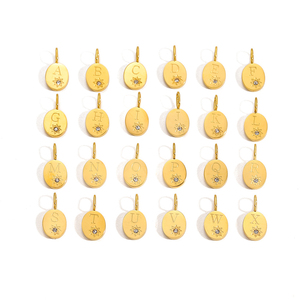 Amuleto con Letra en Forma de Estrella |   Colgante Ovalado con Inicial del Alfabeto en Acero Inoxidable Chapado en Oro PVD de 18K |   Impermeable, Hipoalergénico y Duradero - Product Image 4