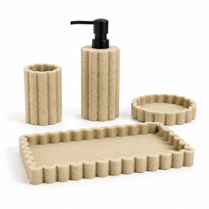 Ensemble de salle de bain en résine beige cannelée, très populaire, avec accessoires à bords festonnés pour un décor neutre - Product Image 1