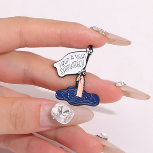 I Run a Tight Shipwreck esmalte Pin creativo Metal broche solapa insignia joyería mochila accesorios al por mayor - Product Image 4