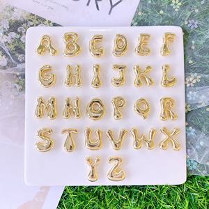 O-chaîne avec aiguille 18K Or <span class=keywords><strong>Cube</strong></span> A-Z <span class=keywords><strong>Lettre</strong></span> Étiquette Initiale <span class=keywords><strong>Lettre</strong></span> Pendentif Personnalisé Initial Mini Pendentif Pour DIY Collier - Product Image 4