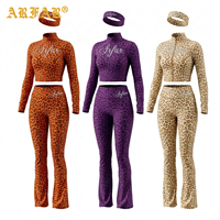Ensemble de yoga 3 pièces pour femme avec veste courte zippée, leggings évasés et bandeau assorti, imprimé léopard orné de strass et logo personnalisé