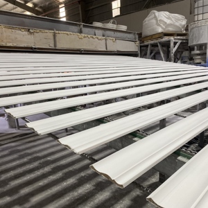 Moulures de plafond en bois de fabrication vietnamienne, apprêtées en blanc - Product Image 2
