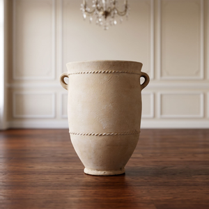 Jarrón alto antiguo de terracota para suelo con doble asa, decoración de cuerda y cerámica de arcilla beige arena. - Product Image 2