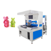 Nieuwe commerciële automatische 4-kleuren dubbelstation visuele fruit- en melkdessertdecoratiemachine voor het maken van chocolade snoepjes