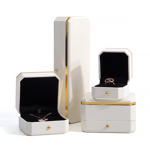 Caja colgante de anillo de cuero PU con lado dorado de esquina octogonal personalizada pulsera caja de embalaje de joyería de cadena larga - Product Image 1