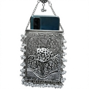 Pochette de soirée élégante en métal fait main avec motif floral et chaîne, support de téléphone portable intégré, forme rectangulaire, chaîne décorative - Product Image 1