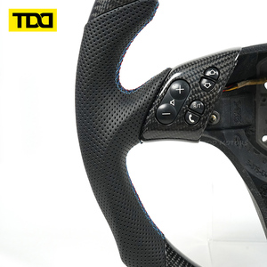 Volant en cuir suédé italien personnalisé TDD avec fibre de carbone pour BMW E39 - Product Image 3