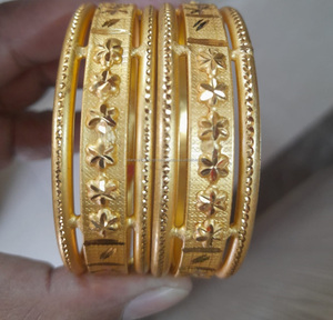 สร้อยข้อมือและกําไลสีทองที่เป็นมิตรต่อสิ่งแวดล้อมสําหรับโอกาสครบรอบและงานหมั้นจากอินเดีย - Product Image 3