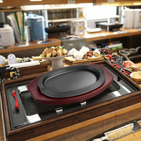 Piring Panggang Steak Besi Cor dengan Logo Kustom dan Alas Kayu untuk Penggunaan Restoran Teppanyaki Jepang dan BBQ Korea