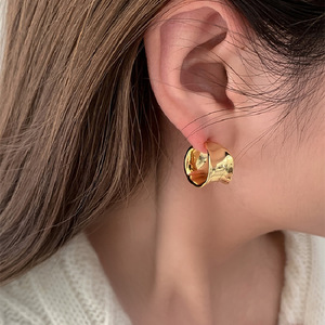 Pendientes de Aro Anchos en Forma de C, Aleación de Zinc, Chapados en Oro, Geométricos, Modernos para Mujer, 2026 - Product Image 4