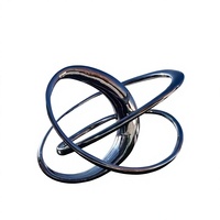 Sculpture circulaire abstraite en acier inoxydable plaqué argent poli miroir, design tendance pour jardin extérieur et piscine
