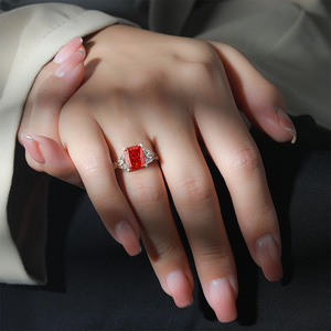 Anillo minimalista de latón con diamantes de alto contenido de carbono y piedras preciosas de colores brillantes con corte de flor de hielo, ideal como regalo de joyería de moda para mujeres. - Product Image 2