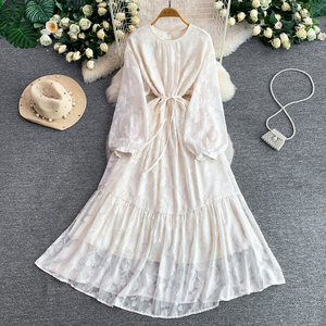 Robe d'été mi-longue vintage à col rond, coupe ajustée, taille cintrée, plissée et à volants, en jacquard floral - Product Image 3