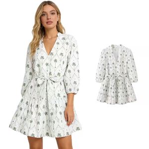 Vestido midi de mujer con cuello en V, estampado de calidad, manga corta abullonada, corte en A y cinturón. - Product Image 1