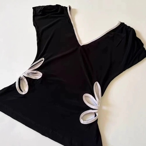 Kadınlar İçin Günlük Örme Yazlık V Yaka Kısa Kollu Yan Kesimli Bluz - Product Image 1