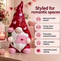 Sculpture de Tomte à chapeau rouge lumineux, tenant une fleur et une carte de message, sans visage, pour affichage intérieur, production OEM, fournisseur commercial