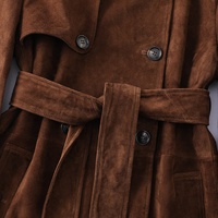 Jancoco Vintage Doppelreihiger Mantel mit Reverskragen aus echtem Leder für Damen, maßgeschneiderter Trenchcoat aus Wildleder mit Gürtel.