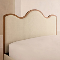 Lit plateforme en lin crème français, taille King, avec tête de lit festonnée et bordure en bois, pieds effilés, cadre de lit pour chambre à coucher, maison ou villa