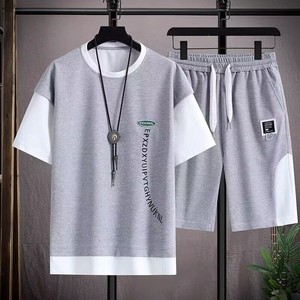 Completo Sportivo Casual da Uomo Effetto Due Strati, T-Shirt a Maniche Corte e Pantaloncini Coordinati con Patchwork alla Moda - Product Image 2