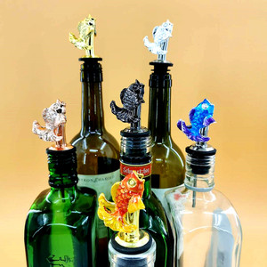 Vertedor de Vino de Lujo con Diseño de Pez Koi en Aleación de Zinc y Tapón de Botella con Diseño de Pez Dorado Esmaltado para Hoteles y Restaurantes <span class=keywords><strong>Michelin</strong></span> de Alta Cocina - Product Image 1