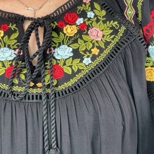 Blusa Casual de Algodón para Mujer OEM con Mangas Largas, Cuello con Cordón, Bordado Personalizado y Volantes - Product Image 6