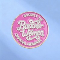 Pin de Esmalte con Diseño de la "Sociedad de Mujeres Aterradoras"