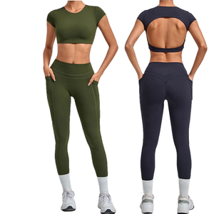 Conjunto de yoga de 2 piezas para mujer al por mayor: Top sin espalda de manga corta y leggings levanta glúteos con logo frontal y bolsillos laterales, color liso. - Product Image 1