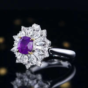 Bague en or blanc 18 carats avec saphir violet taille coussin, halo double de diamants multiformes effet éclat de soleil, bijou de cocktail luxueux - Product Image 4