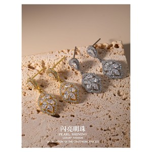 Ensemble de boucles d'oreilles et collier en perles brillantes, en alliage de cuivre plaqué or, en forme de goutte d'eau, bijoux de fête, mode de luxe pour femmes - Product Image 3