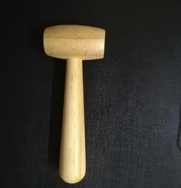 Mini martelo de madeira polido