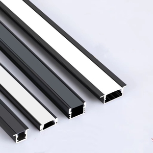 Perfil de alumínio para iluminação de decoração interna, formato em <span class=keywords><strong>U</strong></span>, com canal difusor de LED embutido, nas cores preto e branco. - Product Image 1