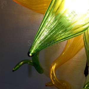 Applique en verre soufflé de style Chihuly personnalisée faite à la main de couleur verte et ambre - Product Image 5