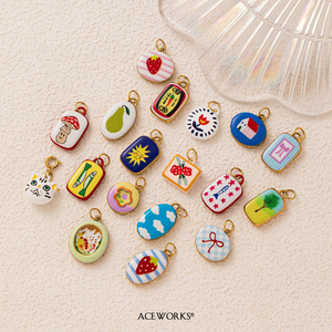 Miniaturas Vintage para el Día a Día |   Colgantes de Esmalte Pintados a Mano con Baño de Oro PVD de 18K |   Impermeable, Hipoalergénico y Resistente al Deslustre - Product Image 6