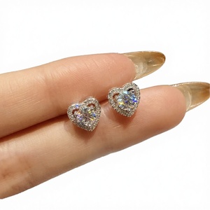 Pendientes de Plata 925 Chapados en Oro con Forma de Corazón, Engaste de Moissanita Tallada en Corazón, Diseño Romántico y Moderno, Unisex, para Fiestas y Ocasiones Especiales - Product Image 4