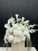 Décoration florale d'événement de luxe, design haut de gamme, durable, fleurs artificielles blanches et vertes, centre de table de mariage