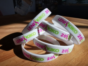 Impresión de logotipos deportivos personalizados y pulseras de silicona con relieve. - Product Image 5