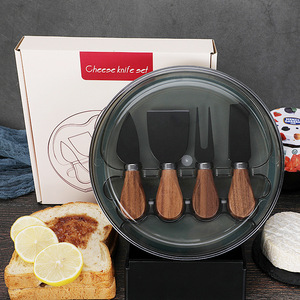 Set di Coltelli per Formaggio con Manico in Noce e Lame in Acciaio Inox, 4 Pezzi con Tagliere e Forchetta, Scatola Rotonda per Conservazione - Product Image 1