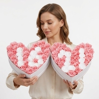 Boîte en forme de cœur avec roses éternelles roses et blanches, logo personnalisé, emballage avec numéro, longue durée (3-5 ans), anniversaire