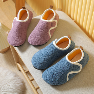 Vente en gros de pantoufles plates, antidérapantes, bouclées, à <span class=keywords><strong>velcro</strong></span>, pour l'hiver, pour femmes et enfants, chaussures d'intérieur en peluche respirante et chaude pour la maison - Product Image 2