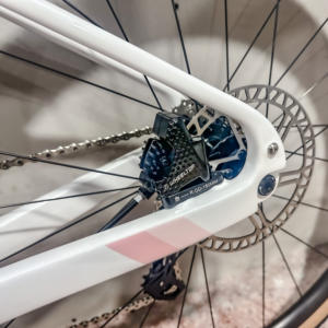 אופני כביש מבוגרים לבנים עם מסגרת סיבים פחמן 700c * 40c thru ציר הידראולי בלם דיסק חשמלי dermailleur - Product Image 3