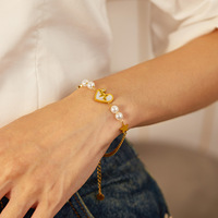 Bracelet tendance pour femme en acier inoxydable plaqué or 18 carats avec breloque cœur imitation perle et fermoir à bascule chaîne cubaine – Idéal pour un anniversaire