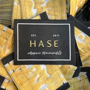 Étiquettes de vêtements personnalisées avec un motif en forme de cœur, étiquettes tissées douces, polyester, damassé, coton, étiquettes de vêtements haute densité - Product Image 1