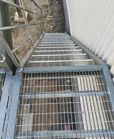 Marches d'escalier en treillis métallique ondulé en acier inoxydable galvanisé à chaud, antidérapantes, à dents, pour usage industriel