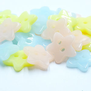 מפעל מכירה ישירה מלאי מקום בת קיימא שטוח 12 מ "מ בצורת כוכב לבן פנינים 2 חור חולצת כפתור לבגדים - Product Image 6