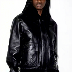 Veste en cuir véritable noir pour femme, poches brodées de fleurs, col en peau de mouton, veste bomber en peau de mouton, vêtements d'extérieur chauds personnalisés pour l'hiver - Product Image 1